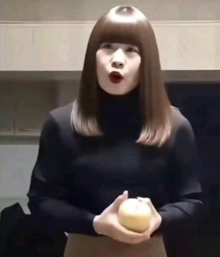 Penampakan Miss Hong yang bikin gempar. [X]